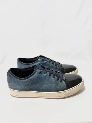 Lanvin Sneakers i mocka - Lanvins i en riktigt fet model med blå mocka och glansig captoe!|Fint skick, inga defekter|Storlek uk 9 passar 44/45|Endast skor|Kontakta mig för fler frågor och funderingar!