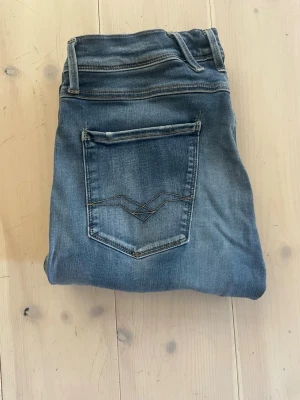 Replay jeans  - Tja, säljer nu ett par replay jeans modell= anbass, W30 hör av er vid minsta fundering, se bilder för mått, priset går att diskutera vid snabb affär, ny pris= 2000 