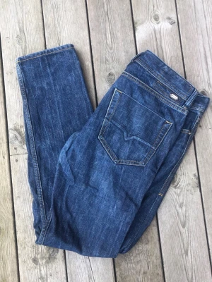 Diesel Tepphar - Säljer ett par riktigt snygga Diesel Tepphar. Storleken på jeansen är W33, L32. Passar XS/S/M. Perfekta till vardagslooken och passar till det mesta. Säljs för 199kr pga att jag inte får användning av dem och nypris är 1300-1800kr!☺️