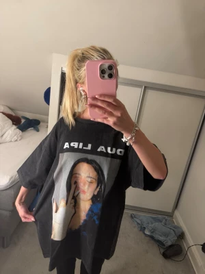 T-shirt - Säljer min pojkväns tröja för jag gillar inte den. Jättebra kvalité (bild på lappen) bra skick inte trasig någonstans. 