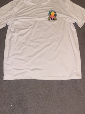 Vit Casa Blanca t-shirt med tryck - Vit Casa Blanka t-Shirt med tryck där framme och på baksidan,perfekt för en somrig dag (pris kan diskuteras via snabba affärer) så passa på innan de går slut!!