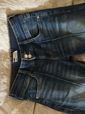 Bershka Jeans - Assnygga jeans från Bershka! Har sprättat ner nederkanten för en snygg look.