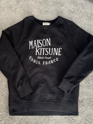 Maison Kitsuné svart sweatshirt - Svart sweatshirt från Maison Kitsuné. Mycket bra skick. OG storlek XL, sitter mer som L dock. 