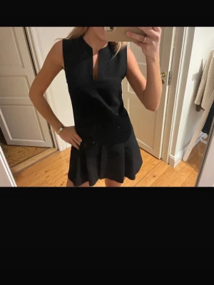 Svart klänning - Snygg svart ärmlös klänning med v-ringning från zara💕
