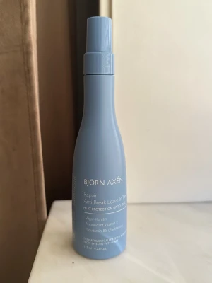 Björn Axén Repair Leave In Treatment - Björn Axén Repair Anti Break Leave In Treatment. Med värmeskydd upp till 220°C, innehåller veganskt keratin, antioxidant vitamin E och provitamin B5. 125 ml flaska. Helt ny oanvänd. 