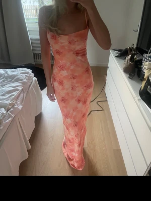Adoore klänning - Så fin maxiklänning från adoore, klänningen har en slits nertill! Använd en gång, som ny!