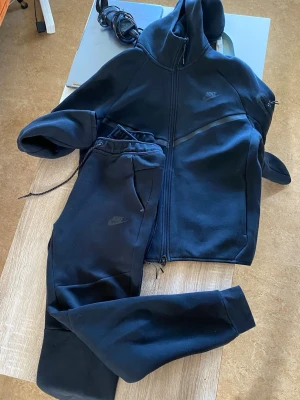 Nike tech set - Nike tech set, tröjan M, Byxor S byxorna har 2 små mörka fläckar som inte syns. Skriv vid frågor!