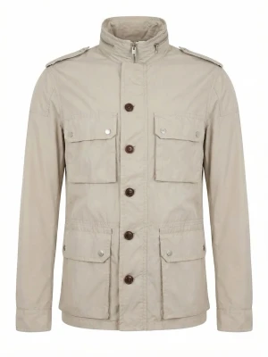 Beige vindjacka från Moncler - Stilren beige vindjacka från Moncler med fyra stora fickor framtill, axelklaffar och hög krage med dragkedja och knappar. Jackan har en klassisk, rak passform och är tillverkad i ett lätt, vindtätt material. Perfekt för en trendig och avslappnad look.