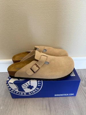 Birkenstock Boston(Sand) - Helt nya Birkenstock Boston i färgen sand, storlek 43. Oanvända och i perfekt skick. Köptes som en födelsedagspresent till mig, men tyvärr var storleken för liten.