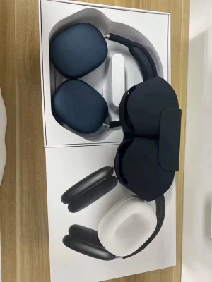 Apple AirPods Max Svart Over-Ear - Snygga Apple AirPods Max i svart med over-ear design. Hörlurarna har en robust aluminiumram, mjuka öronkuddar och ett meshband för extra komfort. Levereras med smart skyddsfodral. Perfekta för musik, film och gaming.