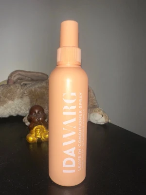 Ida Warg leave-in conditioner spray - Leave-in conditioner spray från Ida Warg i en snygg persikofärgad plastflaska. Perfekt för att ge håret extra fukt och glans utan att skölja ur. Enkel att använda tack vare sprayfunktionen och smidig att ta med i väskan.