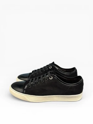 Lanvin DBB1 Patent Cap Toe Sneaker – Svart | Strl 4:43 | Mycket Gott Skick - Lanvin DBB1 Patent Cap Toe i klassisk svart — ikonisk fransk lyx med patent läder finish och signatur cap toe design. ⚠️ Storleksguide: Denna modell är stor i storleken. Beställ en storlek mindre än vanligt. Bär du vanligtvis 44 väljer du 43. Komplett OG set medföljer: ✅ Originallåda ✅ Äktighetscertifikat ✅ Dustbag ✅ Kvitto Storlek 43. Kan även köpas via vår hemsida www.nordens.store med Klarna & Paypal 😊 📦 Spårad frakt, väl förpackad.