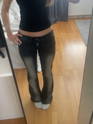 Lågmidjade jeans från Cheap Monday  - Säljer dessa svarta jeans med vita detaljer från Weekday, Cheap Monday. De har låg midja och är bootcut. Väldigt unika. På baksidan har de väldigt fina rosa detaljer 💞💗de passar bra för mig och jag är vanligtvis storlek XS och är ca 162 cm lång 