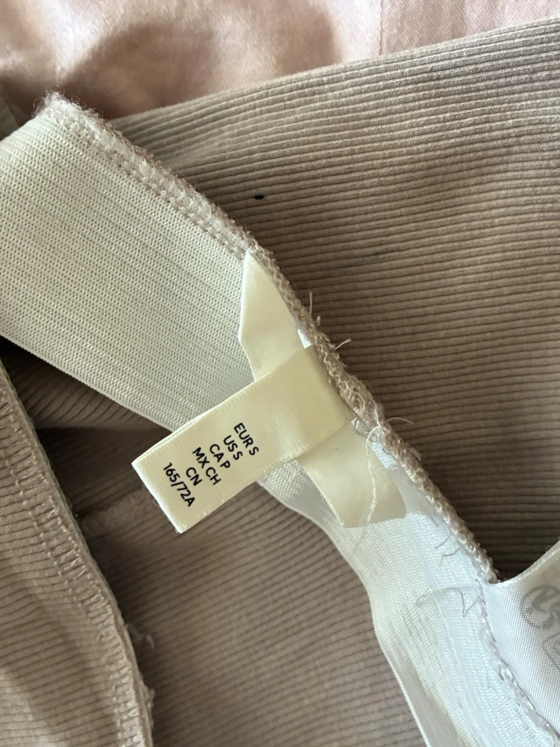 Beige långkjol med slits bakifrån  - 2