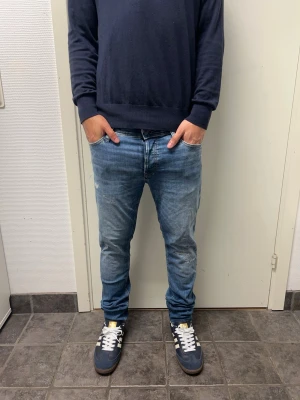 Jack&Jones jeans - Feta jeans från Jack&Jones. Mycket bra skick. Modell: Slim/Glenn. Modellen är 173cm, 64kg. Pris kan diskuteras!!