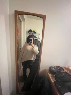 Beige oversized stickad tröja - Mysig beige stickad tröja med oversized passform och hög krage. Tröjan har grovstickat mönster och långa ärmar, perfekt för kalla dagar. Passar dig som gillar en avslappnad och trendig stil.