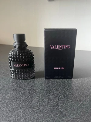 Valentino Uomo Born In Roma EdT 50ml - Valentino Uomo Born In Roma knappt använd mycket kvar.