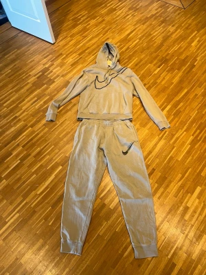 Nike tracksuit - Snygg matchande Nike hoodie och byxor. Sparsamt använd. Hoodien är storlek S och byxorna M