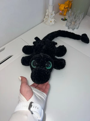Toothless drake  - Denna urgulliga drake längtar efter sitt för alltid hem🖤🫶🏼✨ Det är en svart drake virkat med mjukt garn från Rusta som heter Klara🫶🏼 Den har hårda gröna ögon som inte går att ta av, sitter som bergen✨💚 Den är cirka 54 cm lång💛