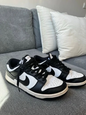 Svart/vita Nike dunks  - Fina skor i väldigt bra skick, inga hål eller större slitningar💞 strl 38,5