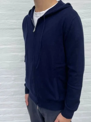 Kaschmir Zip hoodie - Exklusiv och stilren Zip hoodie i Kaschmir ✨ Perfekt för vår- och sommarsäsongen. Storlek XS, mycket sparsamt använd (max 3 gånger) och i utmärkt skick utan defekter. Kontakta mig gärna vid intresse eller frågor 😊