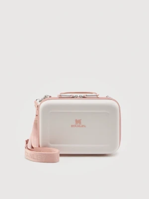 Rosa Stanley mini lunch box - Snygg lunch box från Stanley, med hårt skal detaljer i rosa. Väskan har justerbar axelrem med logga och ett praktiskt handtag upptill. Nypris : 1195kr, aldrig använd. 