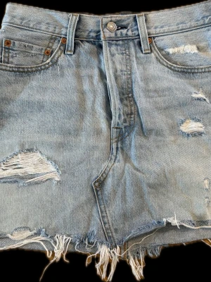 Ljusblå jeanskjol från Levi's - Svin snygg Levis kjol!!💓 säljer då den inte passar längre 