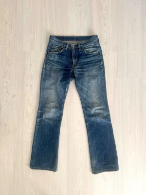 Levis 517 bootcut  - Tja säljer nu ett par bootcut Levis jeans i modellen 517 i storlek W28 för endast 699kr! Pris är ej hugget i sten, hör av er i dm vid funderingar 🙌 Dom har blivit lagade på vissa ställen.