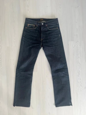 Flared Selvedge Jeans  - Tja säljer nu ett par raw Selvedge jeans som är flared i storlek W28 för endast 1099kr! Pris är ej hugget i sten, hör av er i dm vid funderingar 🙌 Det är ett snitt i botten vilket gör att dom blir flared.