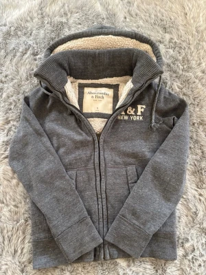 Abercombrie&Fitch Hoodie - Säljer denna sällsynta och mycket eftertraktade Abercrombie & Fitch hoodie | Storlek S | Mycket bra skick | Vid eventuella frågor hör gärna av dig och erbjuder bra pris vid köp av bundle 😁✅