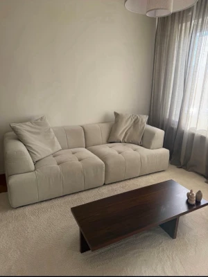 Beige modern soffa 3-sits - Beige 3-sits soffa + soffbord säljes Säljer min fina beiga 3-sits soffa som köptes i september. Soffan är i väldigt bra skick och har knappt använts. Den är bekväm och passar fint i de flesta hem. Soffbordet ingår i priset och passar perfekt tillsammans med soffan. Bordet är från Homeroom.  Pris kan diskuteras vid snabb affär. Hör gärna av dig vid intresse eller om du vill komma och titta! 😊  Soffa nypris för 15495 Soffbord nypris 1399kr