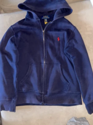 Mörkblå Ralph lauren kofta - Mörkblå Ralph lauren kofta som är i bra skick inga skador 