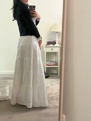 Vit lång kjol i broderad bomull - Helt ny vit kjol från Twist & Tango i broderad bomull, prislapp kvar och originalpris 2799kr. Säljs för endast 1050 kr🩷 Storlek 40, samma modell som på bilden dock är det en annan storlek på bild.