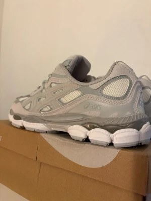 Asics Gel Nyc skor vita storlek 44 - Säljer dessa extremt fräscha sneakers ifrån Asics i modellen Gel Nyc. De är i färgen cream cloud, en vit/grå färgmodell med lite beige toning. Dessa är i helt perfekt skick då de knappt har använts en ända gång då dom sen köp endast legat i mitt rum pga fel storlek. Boxen medföljer. skriv för frågor och eventuella prisförslag!