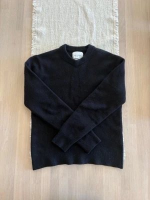Herr svart ull sweatshirt  - Storlek S men skulle mer säg att den passar XS ifrån Carlings. Original pris: 700kr. Skickas inom 48h kika in min profil för mer fina plagg. Skriv om ni har några frågor!