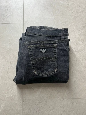 Svarta jeans från Armani Jeans - Snygga svarta jeans från Armani Jeans med klassisk femficksdesign och silverfärgad logga på bakfickan. Priset är inte hugget i sten kom med prisförslag!