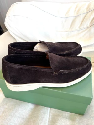 Italienska mocka loafers -  Snygga loafers från en italiensk fabrik, fick in dessa av min leverantör precis nu inför sommaren!  Loafersen är aldrig använda och i mycket bra skick!  Man får med box på köpet!  #loropiana #tods #italienskaloafers #Brunello #ralph lauren