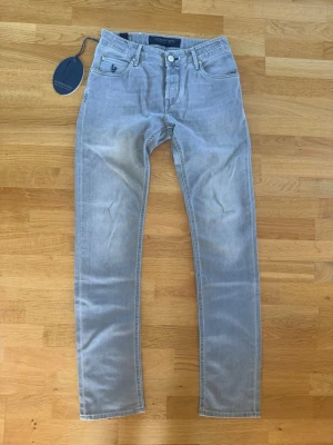 Handpicked jeans - Helt nya, aldrig använda med alla tillbehör. | Otroligt snygg tvätt och patch samt vid fickan. | Nypris på 4000.