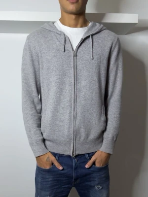 Kashmir Zip - En Cashmir Zip hoddie i fint sick, bara handtvättad aldrig körd i tvättmaskin så storleken är som den ska vara!🙌🌟modellen på bilden är 187 cm och väger 70 kg