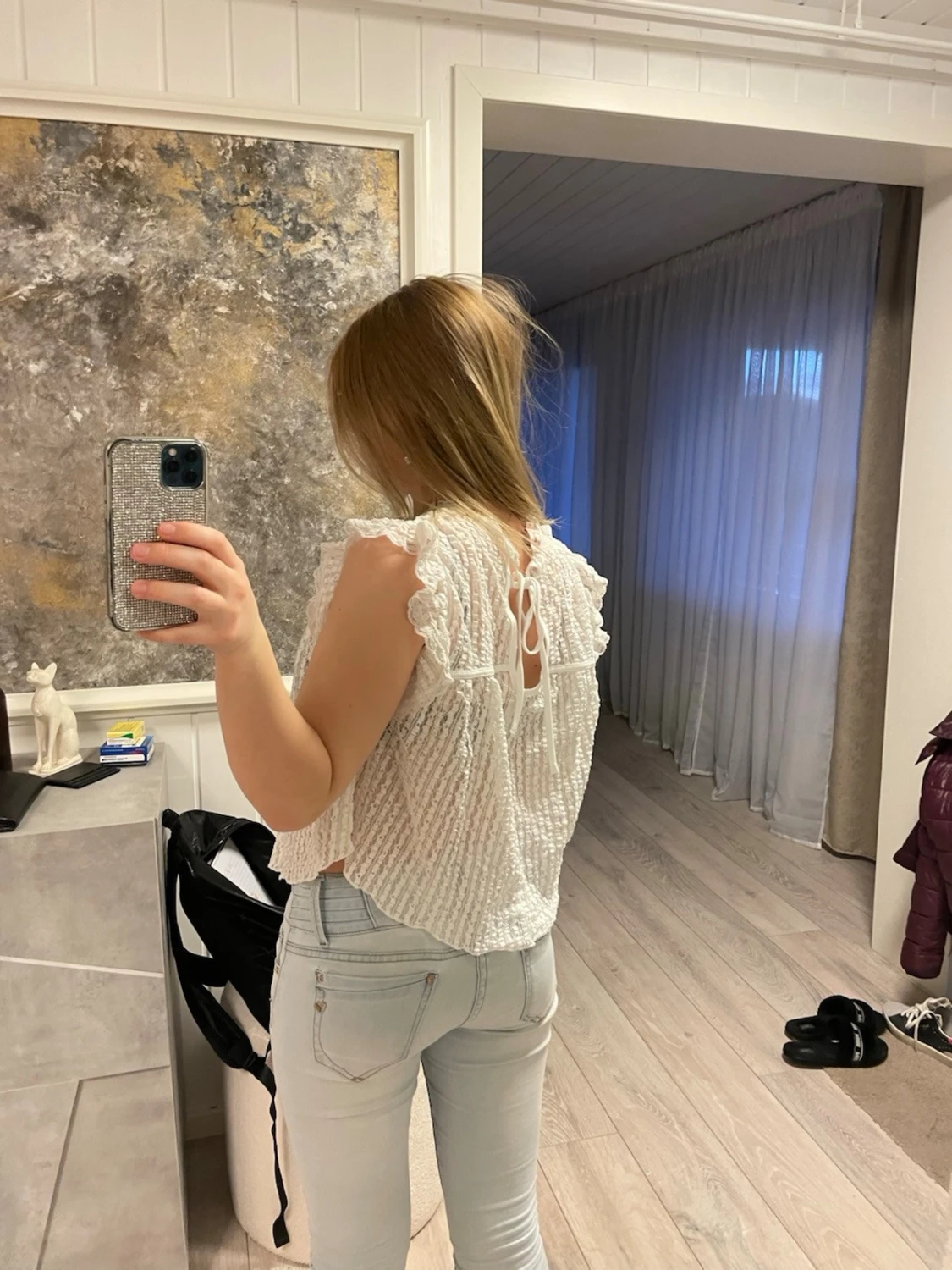 Vit blus med volang och knyt - 1