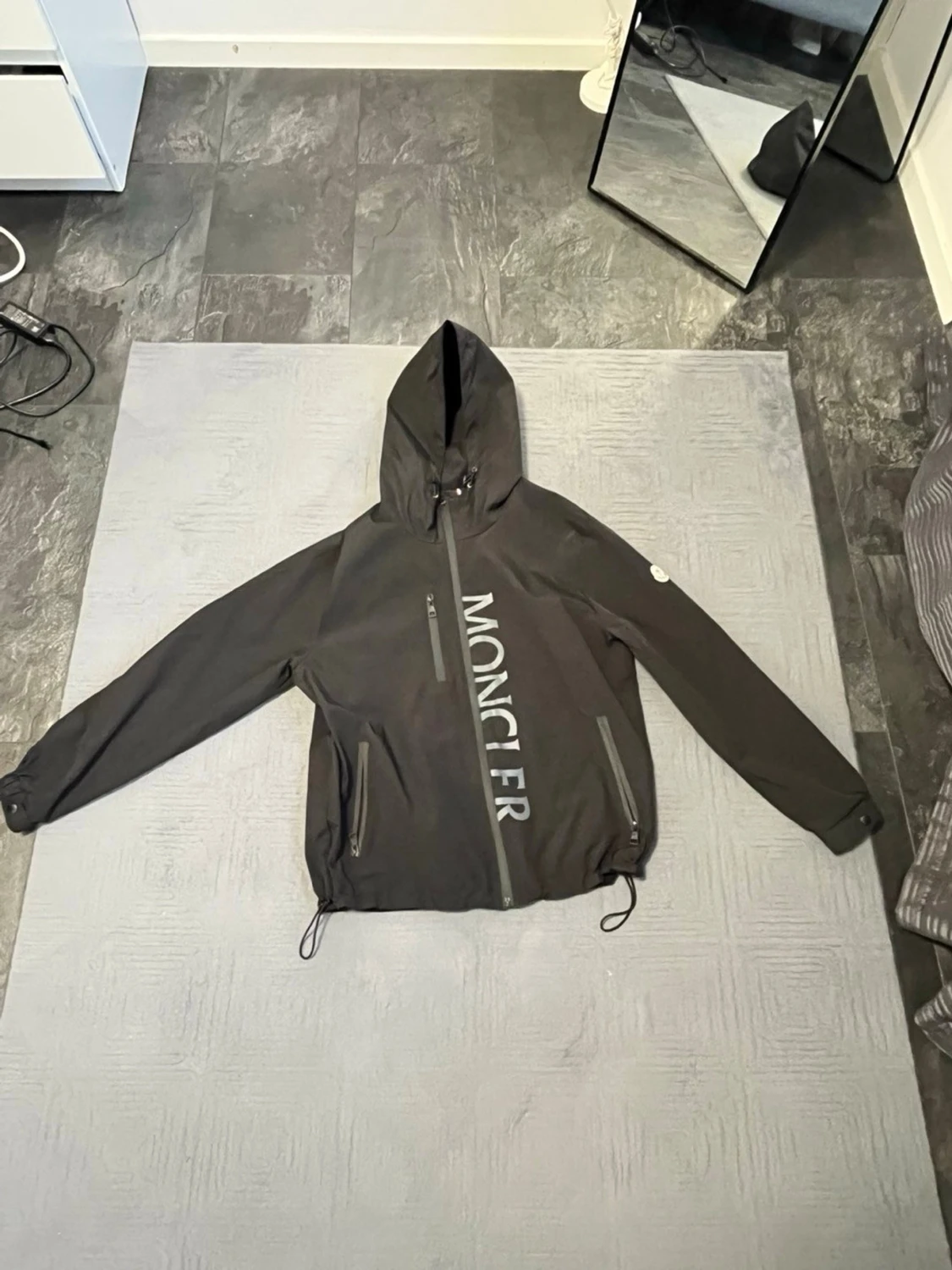 Svart Moncler vindjacka med huva