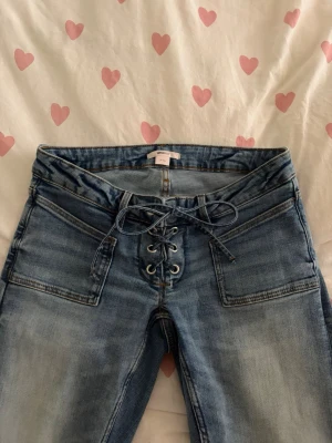 Jeans - Jeans med snörning!!