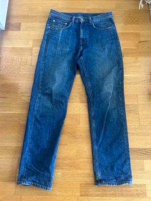 Blå raka jeans i klassisk modell - Säljer ni dessa a days march jeans i modell Denim No 3. Byxorna är använda men är fortfarande i bra skick! Storlek 31