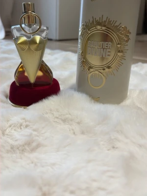 Jean Paul Gaultier Divine parfym - Jean Paul Gaultier Divine. Perfekt för dig som gillar snygga och ikoniska dofter. Säljer den då jag inte använder den längre, den doftar som vanligt, köpt för ca ett år sen🥰Den är 50 ml men det är hälften kvar av flaskan🌸