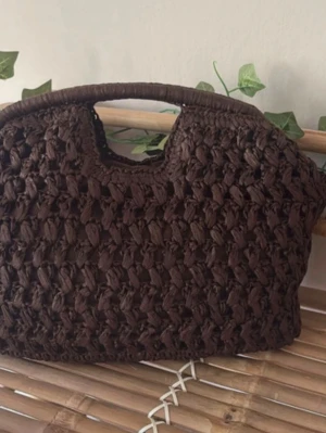 Väska brun raffia boho style - Handgjord handväska gjort på brunt raffia papper 🤎 Fina gulddetaljer och en liten ficka på insidan 🌸  Mått 30x25 cm  Helt ny, perfekt till sommaren 🌞