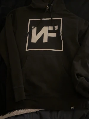 NF merch  - En NF hoodie köpt från hans webbshop helt original, köpt för 6 år sedan när jag lyssnade på honom. Betalade ungefär 1,200kr för hoodien ink tull avgifter och frakt. Den är unisex, storlek S. Använd men fortfarande i bra skick.  NF REAL MUSIC MERCHANDISE