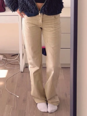 Skit snygga Zara jeans💕💕 - Säljer mina Zara jeans som sitter skit snyggt å är populära. Säljer vid bra pris vid snabb köp!!💕💕