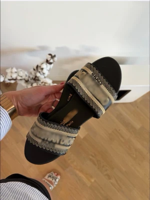 Samdaler - Aldrig använt. Storlek 36. Skriv om fler bilder önskas