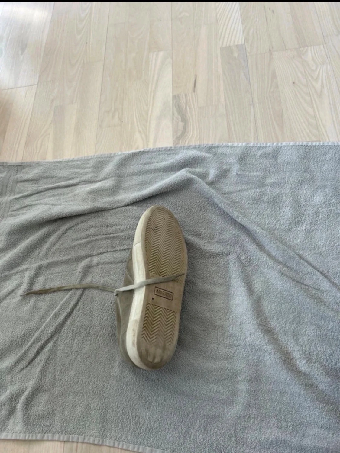 Gråa sneakers från axel arigato - 4
