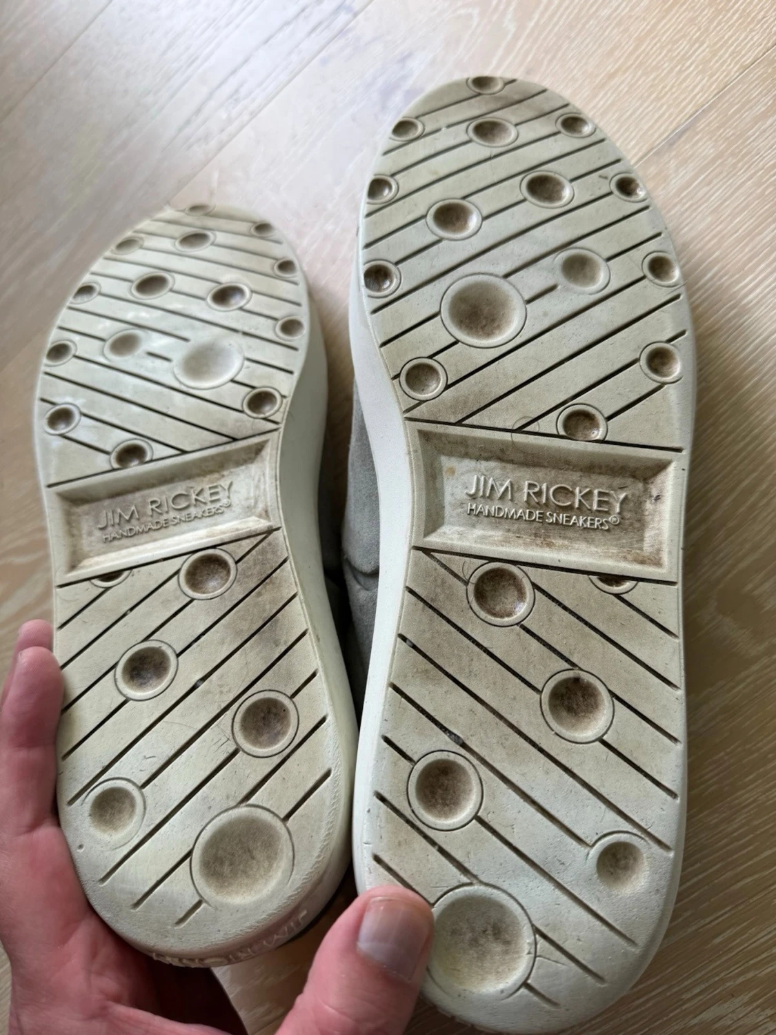 Jim Rickey Grå mockasneakers med vit sula - 4